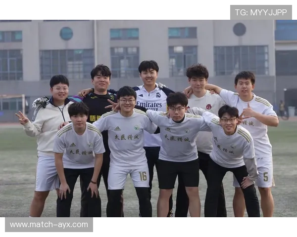 足球新一代球星崛起：偶像引领未来足球风潮与竞技革新