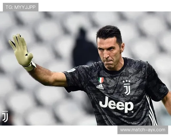 足球巨星胸肌力量美感展现赛场激情与无限魅力