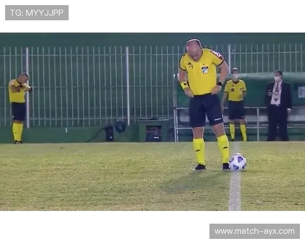 足球明星爆笑瞬间大合集：球场失误与奇葩操作让人捧腹大笑